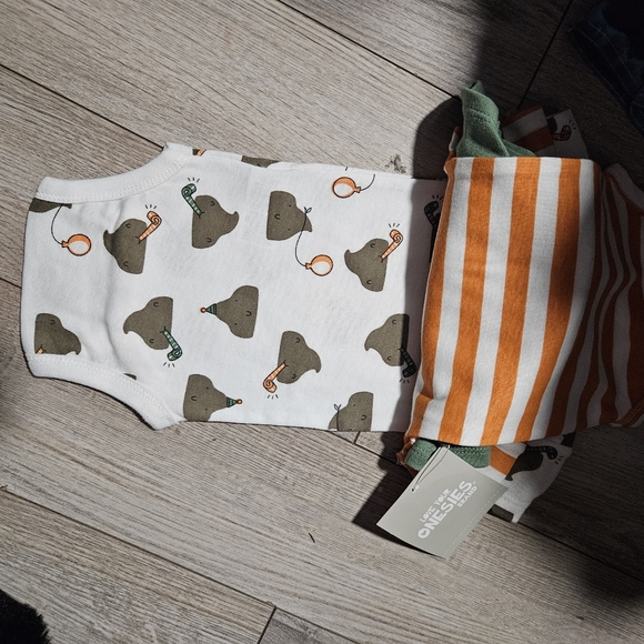 2 sets of 3 onsies 0-3 - Picture 6 of 6